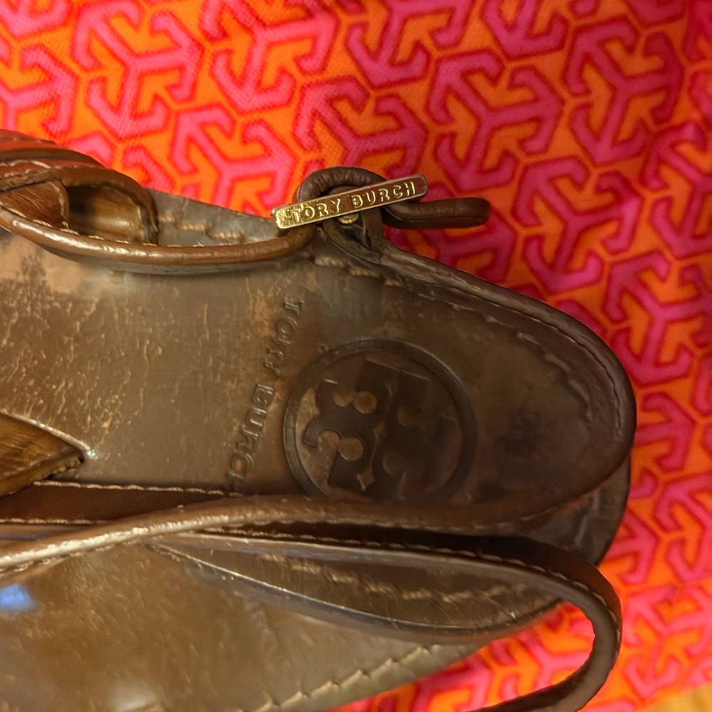 Tory Burch Brown Leather Miller Thong Sandals with Silver Logo Medallion - Picture 2 of 3